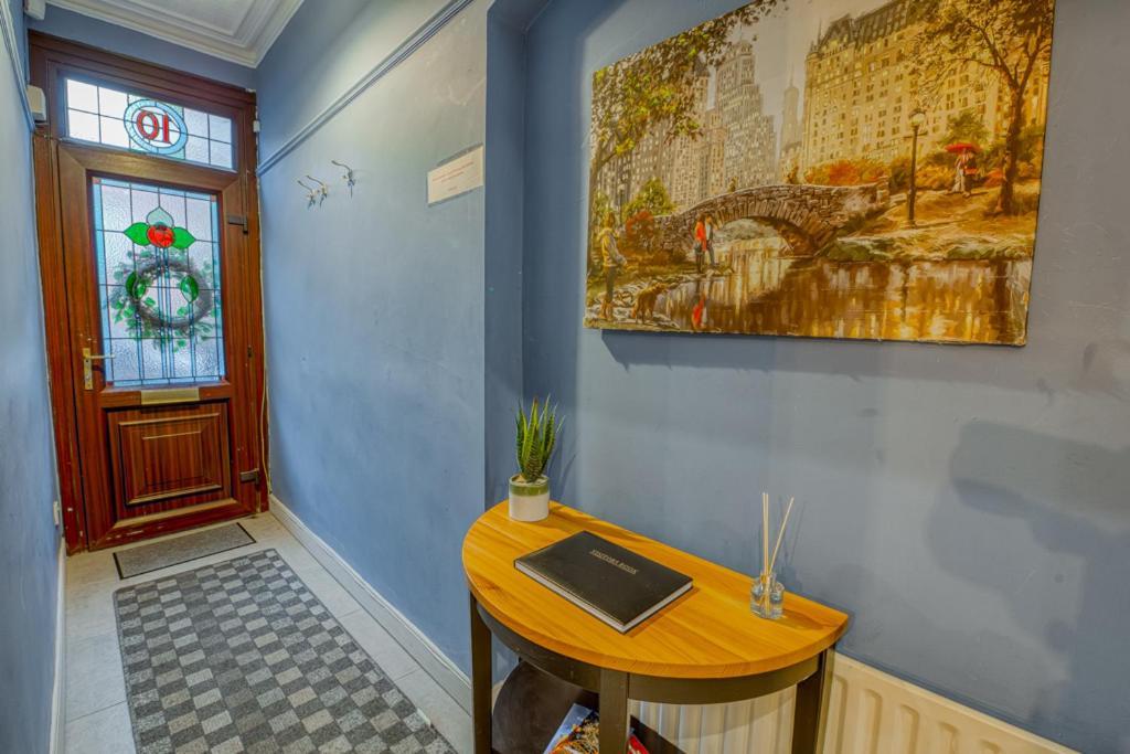 Charming City Home, Beside The Serene Ormeau Park Белфаст Екстериор снимка