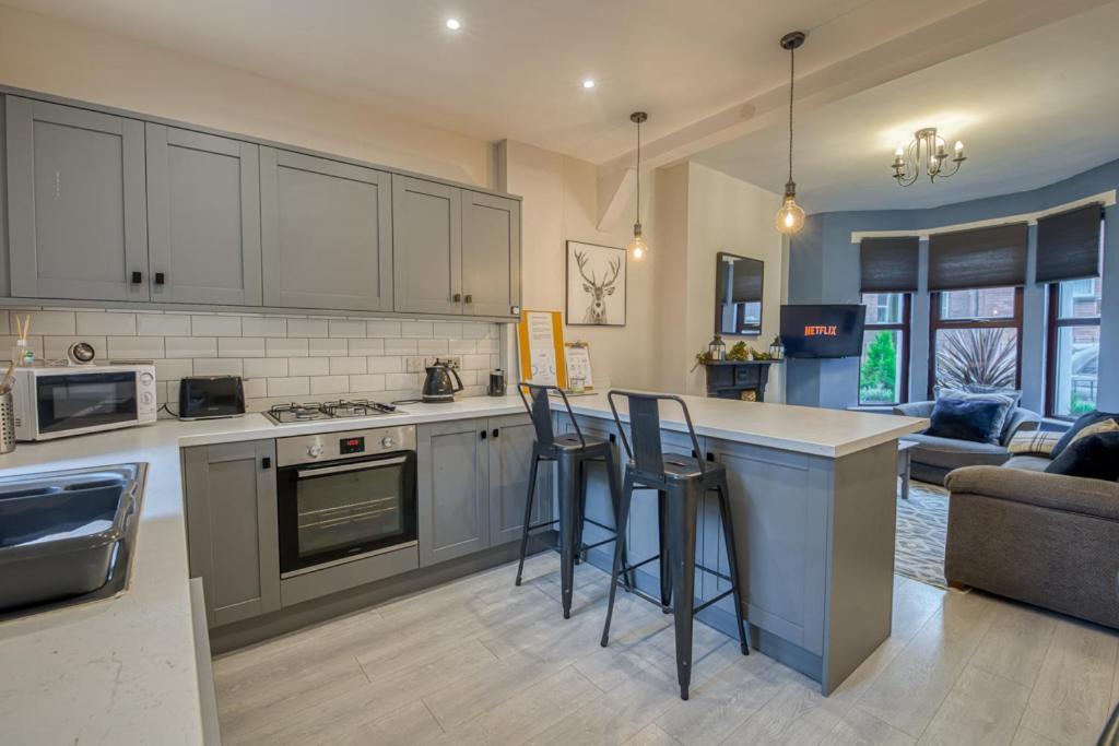 Charming City Home, Beside The Serene Ormeau Park Белфаст Екстериор снимка