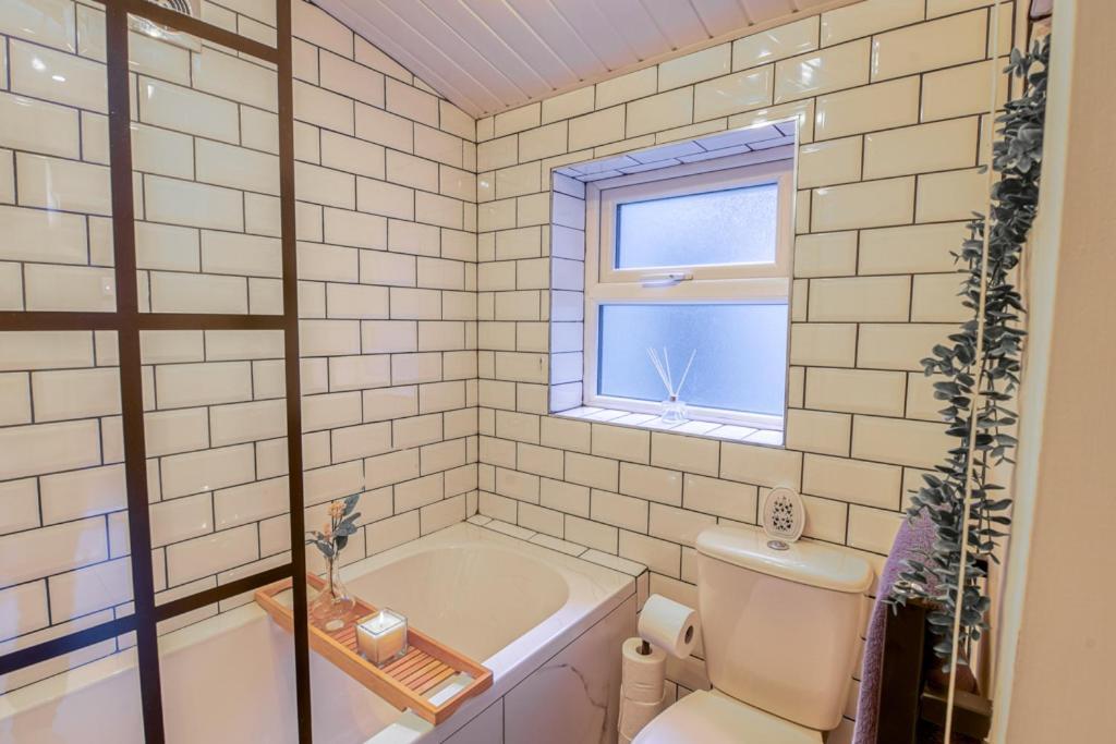 Charming City Home, Beside The Serene Ormeau Park Белфаст Екстериор снимка