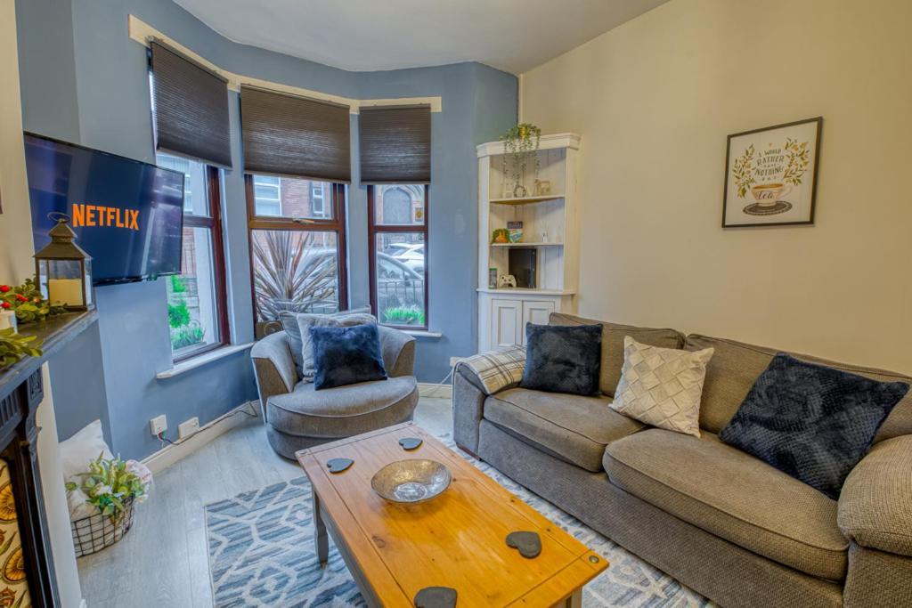 Charming City Home, Beside The Serene Ormeau Park Белфаст Екстериор снимка