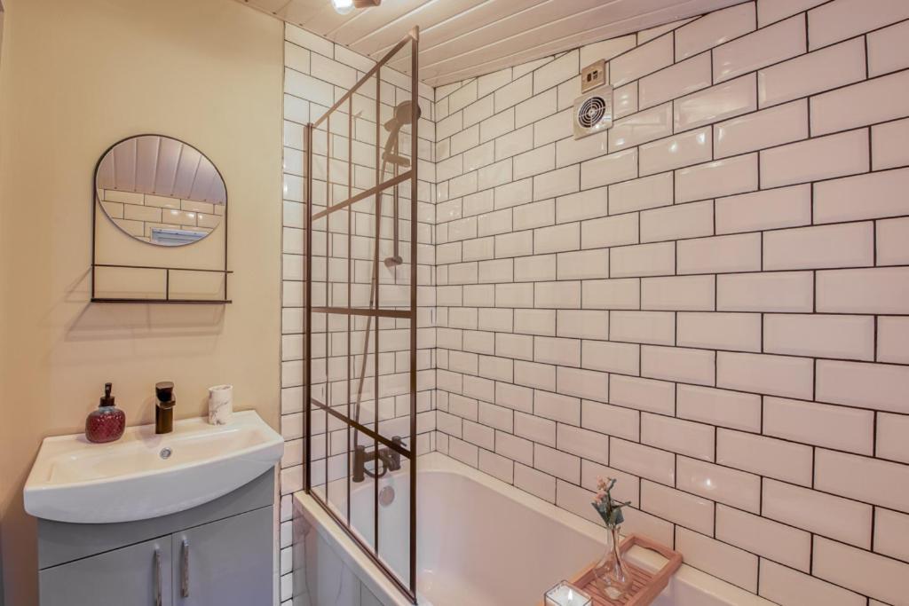 Charming City Home, Beside The Serene Ormeau Park Белфаст Екстериор снимка