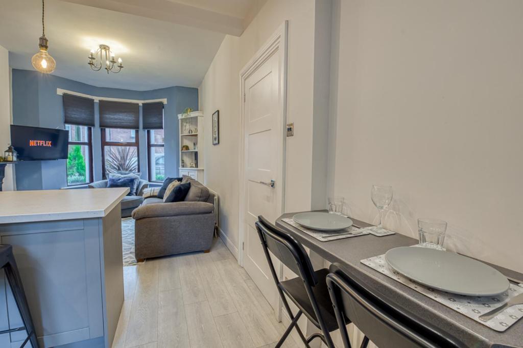 Charming City Home, Beside The Serene Ormeau Park Белфаст Екстериор снимка