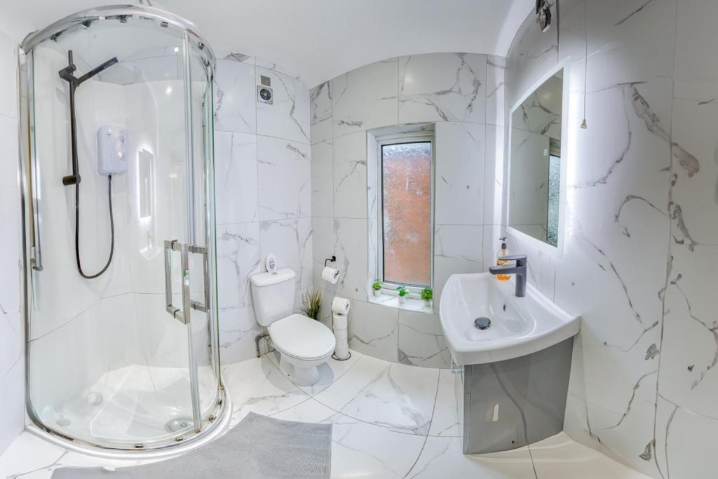 Charming City Home, Beside The Serene Ormeau Park Белфаст Екстериор снимка