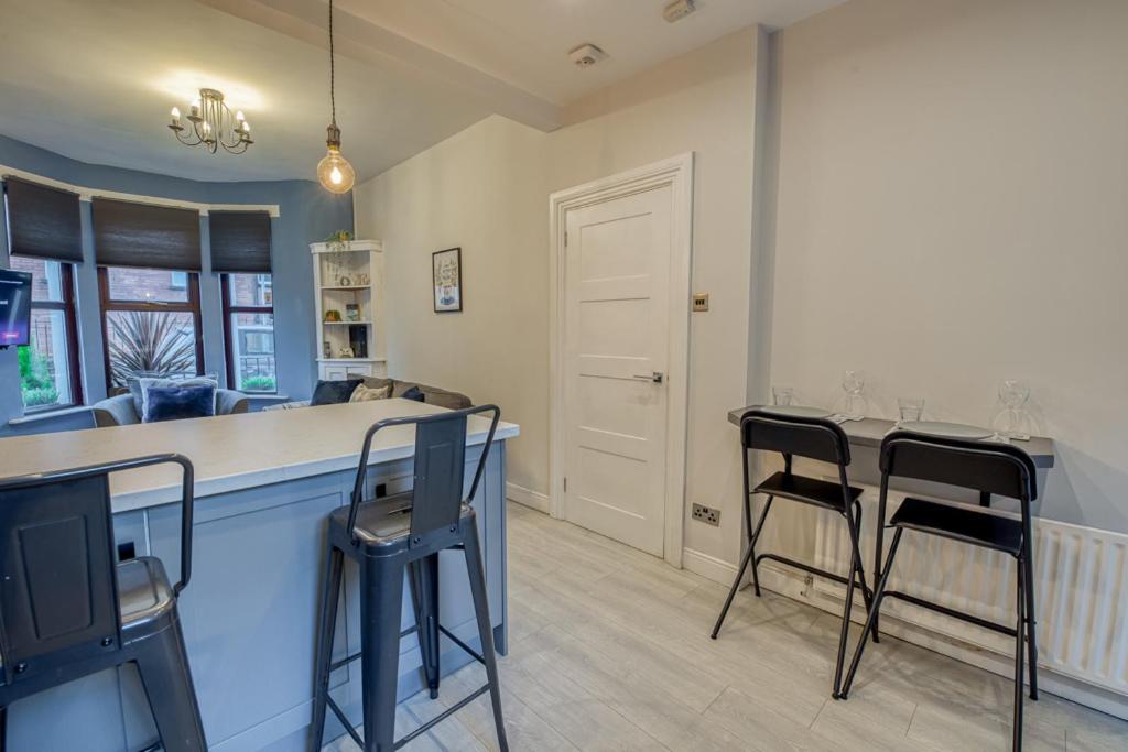 Charming City Home, Beside The Serene Ormeau Park Белфаст Екстериор снимка