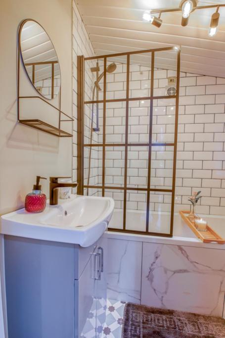 Charming City Home, Beside The Serene Ormeau Park Белфаст Екстериор снимка