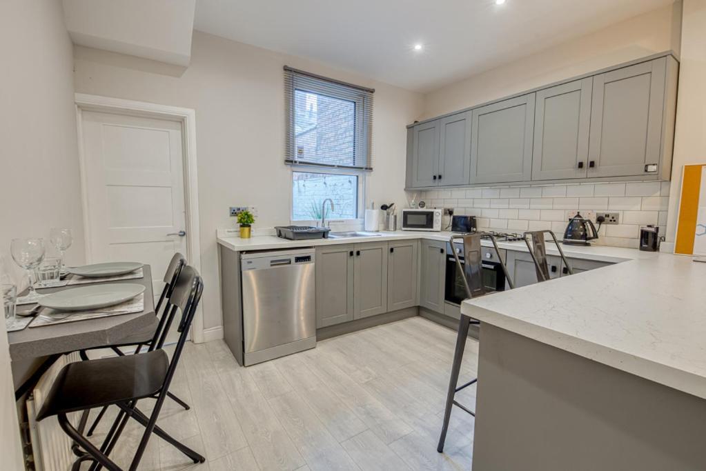 Charming City Home, Beside The Serene Ormeau Park Белфаст Екстериор снимка